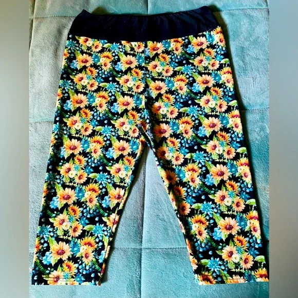 3-piece Set - Capri leggings, Graphic T-shirt, and matching hair scrunchie - Picture 2 of 13